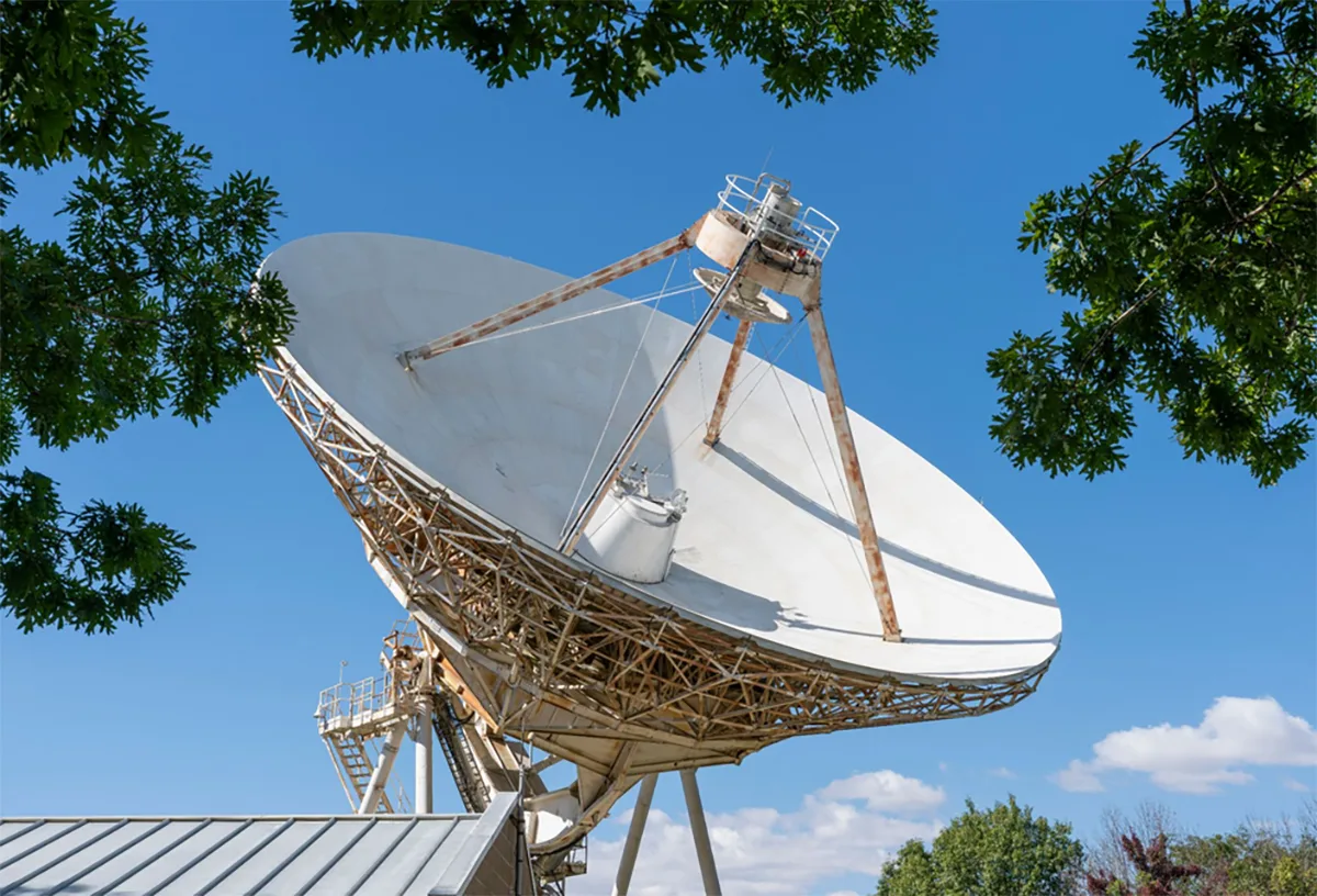 A radio telescope in North Liberty, Iowa, USA, one of 10 radio telescopes that make up the Very Large Baseline Array. Credit: NSF/AUI/NSF NRAO/J. Hellerman