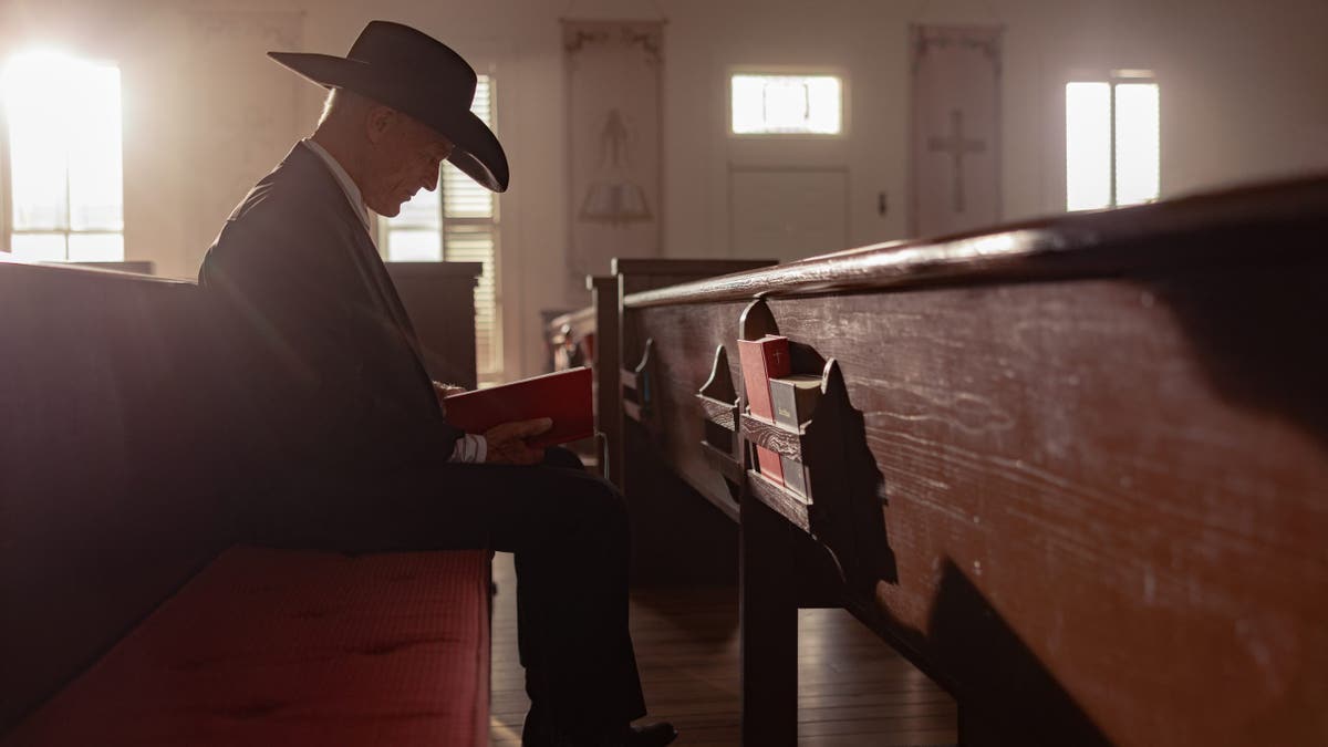 Ed Harris portraying Everett McKinney