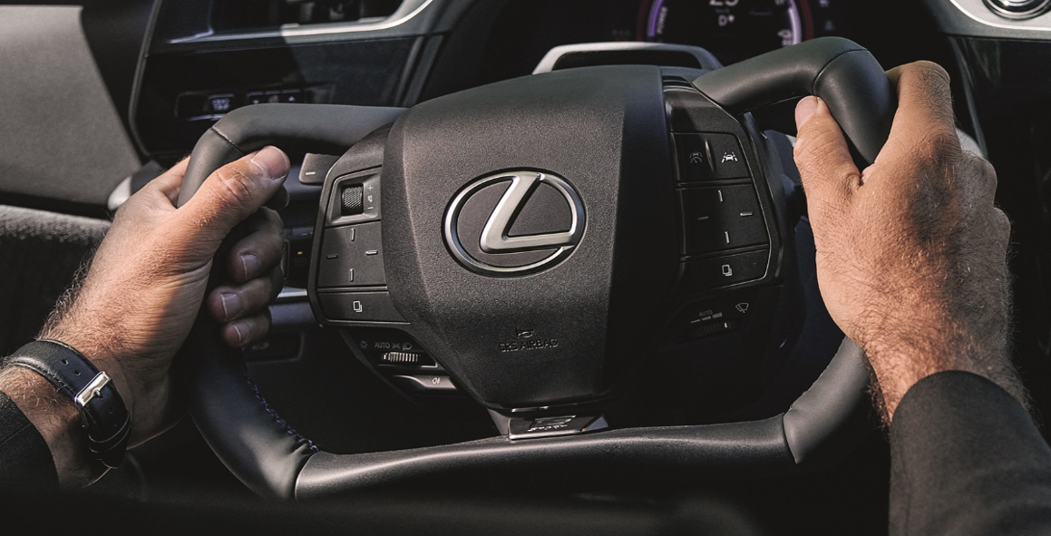 Lexus RZ.