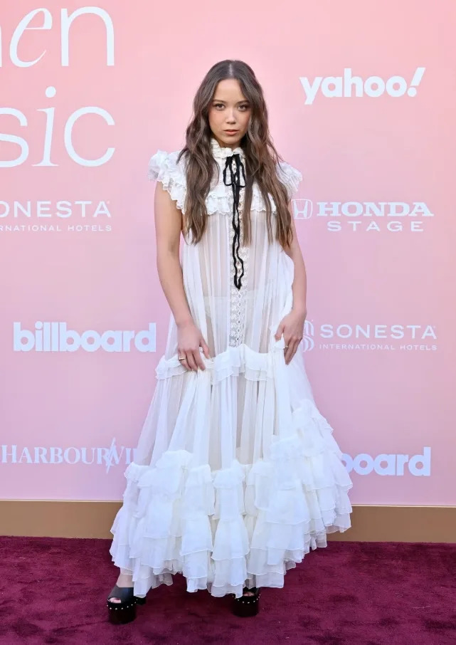 Laufey chose a dreamy white Chloé dress with soft layers and vintage-inspired charm.