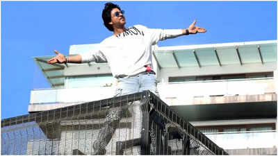 ‘Order aya hai Shah Rukh Khan ke naam ka’: Delivery boy rushes to meet King Khan in Mannat, only to find a twist on doorstep