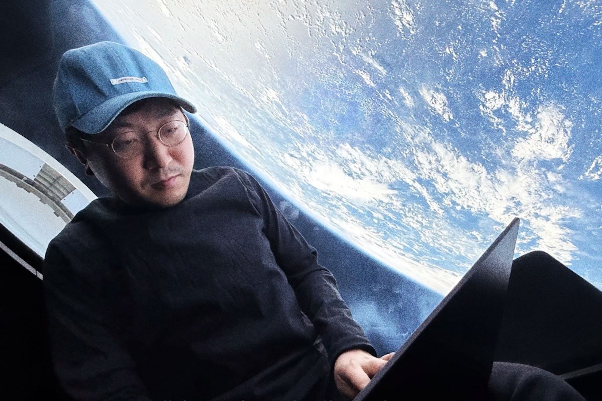 SpaceX Announces Plans to Put Billionaire on First Rocket to Mars