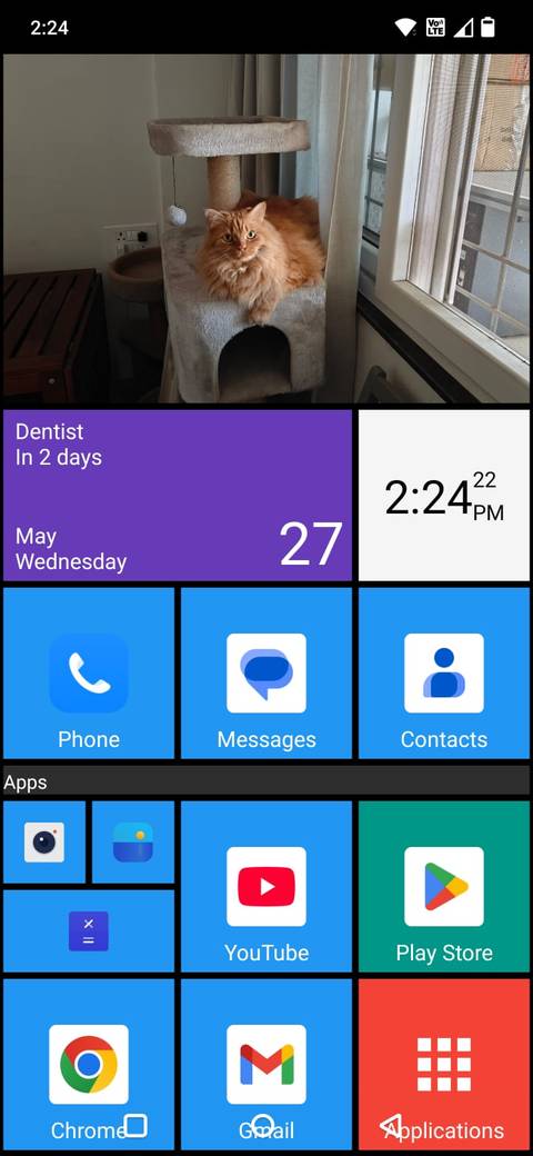 Screenshot showing the Windows Phone style home screen on the Square Home launcher
