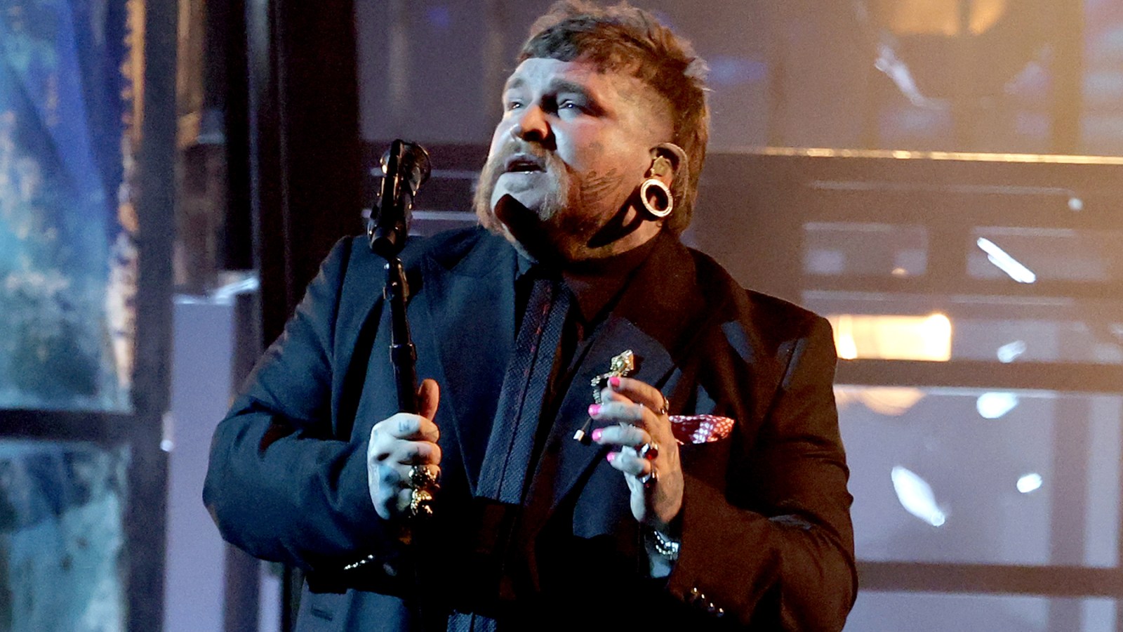 AMAs 2026: Watch Teddy Swims Perform 'Mr. Know It All'