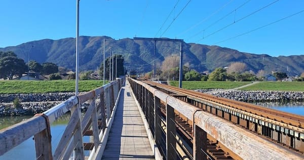 Clip-on walkway to Lower Hutt rail bridge design unworkable
