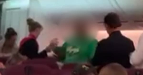 Video: Kiwi man banned from Qantas amid in-flight chaos