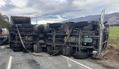 Highway reopened after frozen goods truck rollover near Wānaka