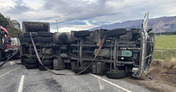 Highway reopened after frozen goods truck rollover near Wānaka
