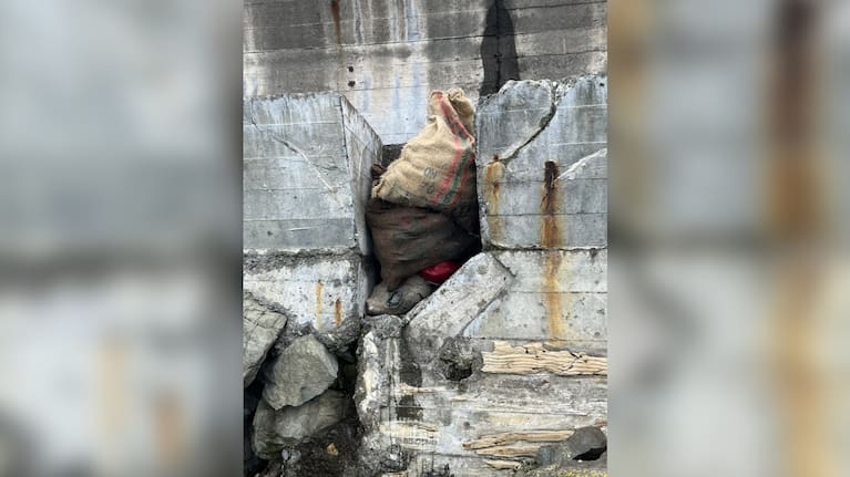The two men hid a sack containing pāua behind a concrete barrier. 