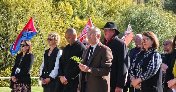 Apology for 'immense harm' as Whanganui iwi sign landmark deal