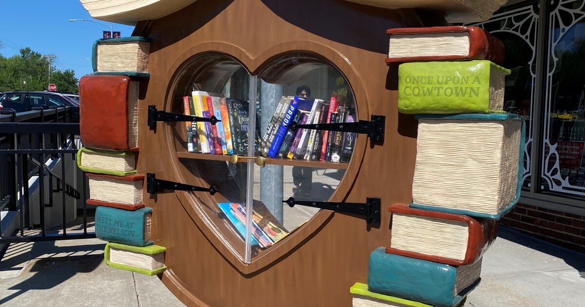 Kansas City artist made her Parade of Hearts sculpture into a little free library: ‘A labor of love’ | KCUR