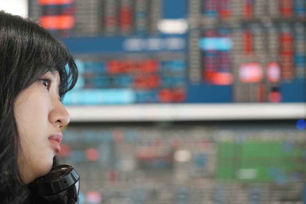Global shares trade mixed as AI excitement fades and war worries persist
