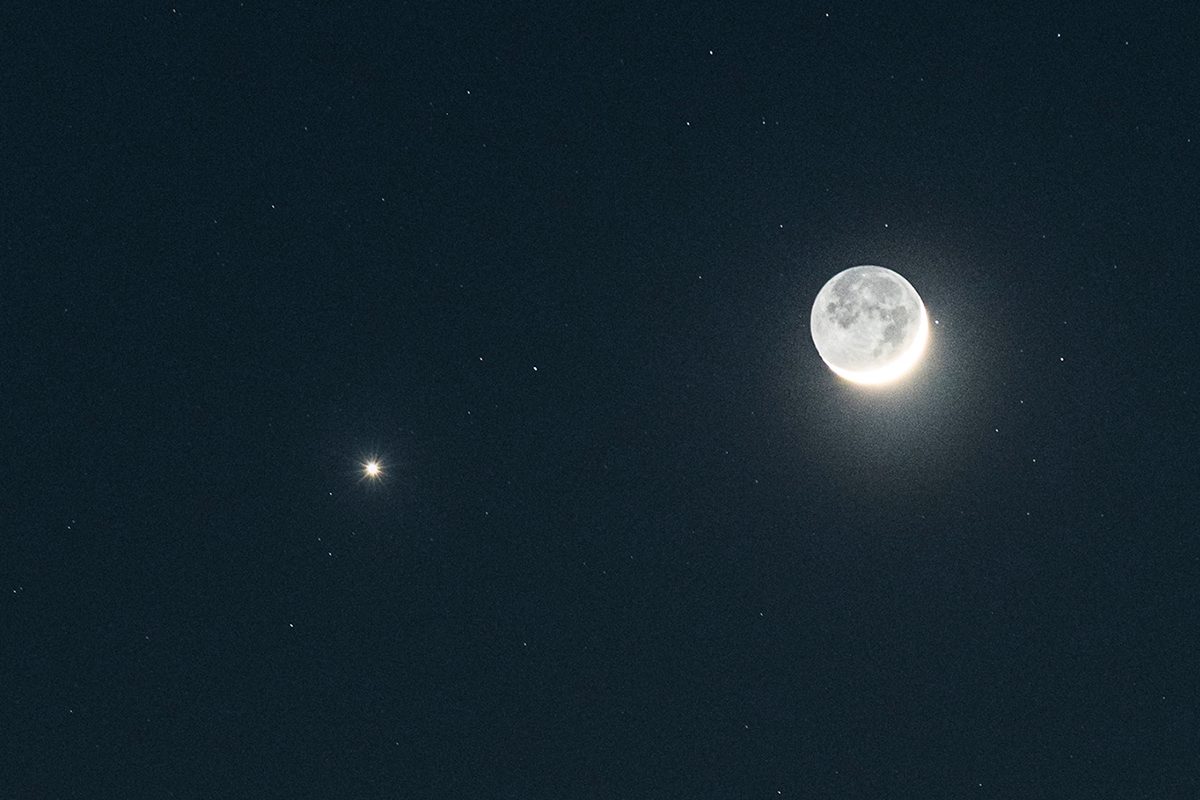 The crescent Moon and Venus over Ossining, New York, USA, 18 May 2026, captured by Chirag Upreti. Equipment: Sony A7R3 camera, Sony 70–200mm lens, Left tripod. Exposure: ISO 1600, f/4.5, 2.5 sec shutter speed