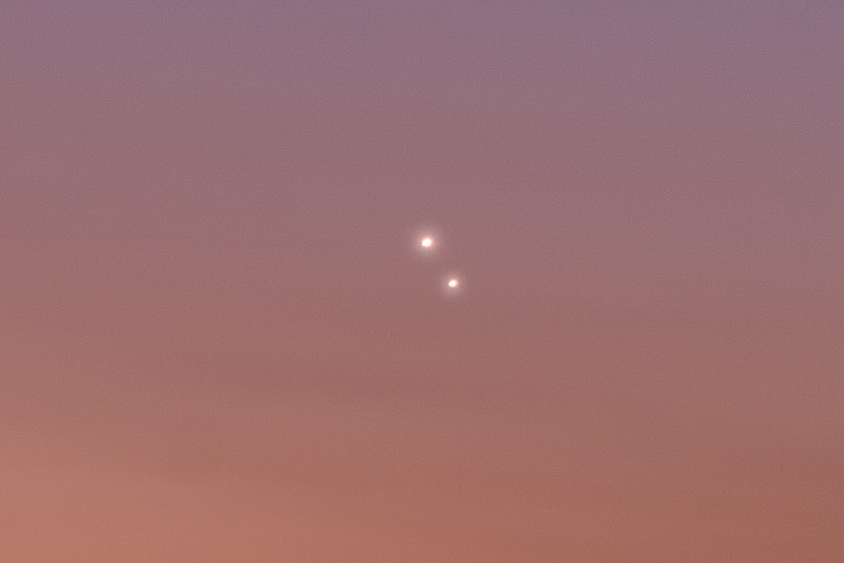Conjunction of Venus and Jupiter. Credit: Pete Lawrence