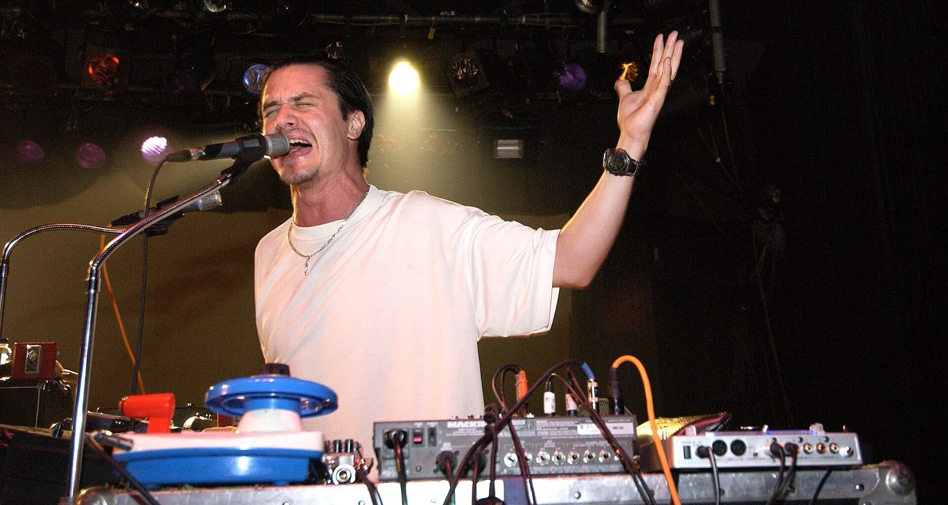 Fant&ocirc;mas performing in 2001