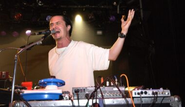 Fant&ocirc;mas performing in 2001