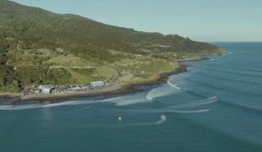 Surf finals in Raglan resume after photographer bitten by sea life