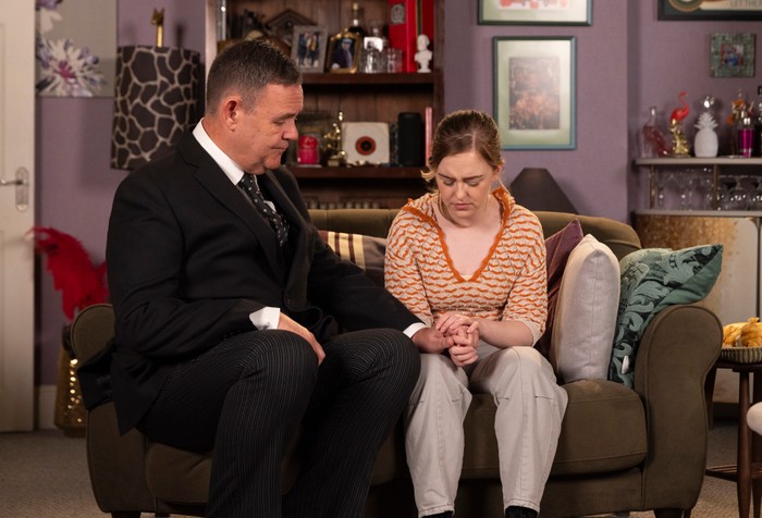 George apologises to Summer in a scene from Coronation Street