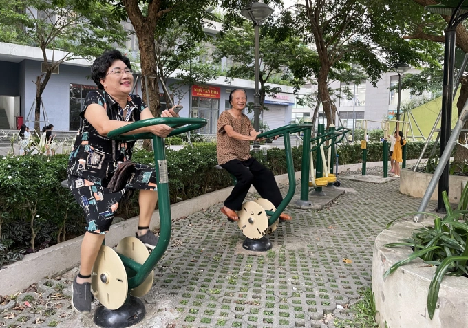 Người cao tuổi tập thể dục tại một khu NOXH ở phường Đông Ngạc, tháng 6/2026. Ảnh: Phan Dương