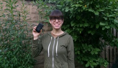 40-year-old with 'dumb phone' says 'it's not easy,' but 'the rewards are worth it'