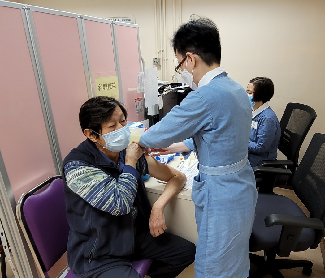elderly senior old people covid 19 vaccine vaccination