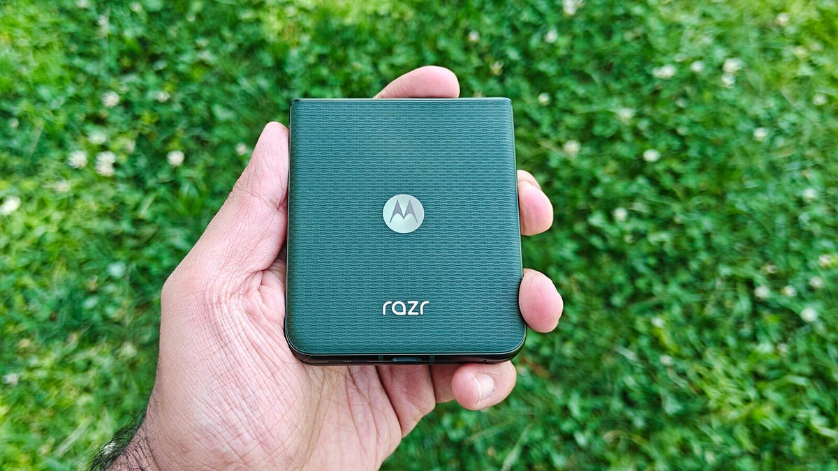 AT&T will give you a new Motorola Razr flip phone for under $5/month - how to qualify