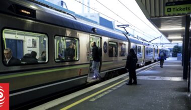 Trains cancelled between Wellington and Porirua as person runs onto tracks