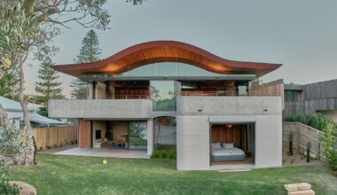 Like a Hat, a Wavy Roof Caps This Beach House in Australia