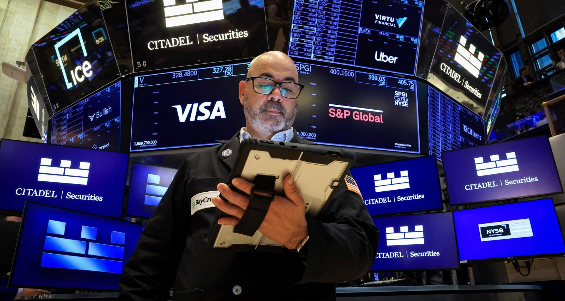 A trader works on the floor at the New York Stock Exchange (NYSE) in New York City, June 24(local time). Reuters-Yonhap