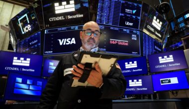 A trader works on the floor at the New York Stock Exchange (NYSE) in New York City, June 24(local time). Reuters-Yonhap
