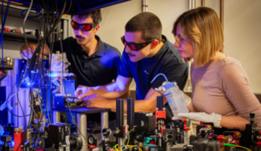 Researchers Nina Codreanu, Tim Turan and Daniel Bedialauneta Rodriguez at the experimental setup.
