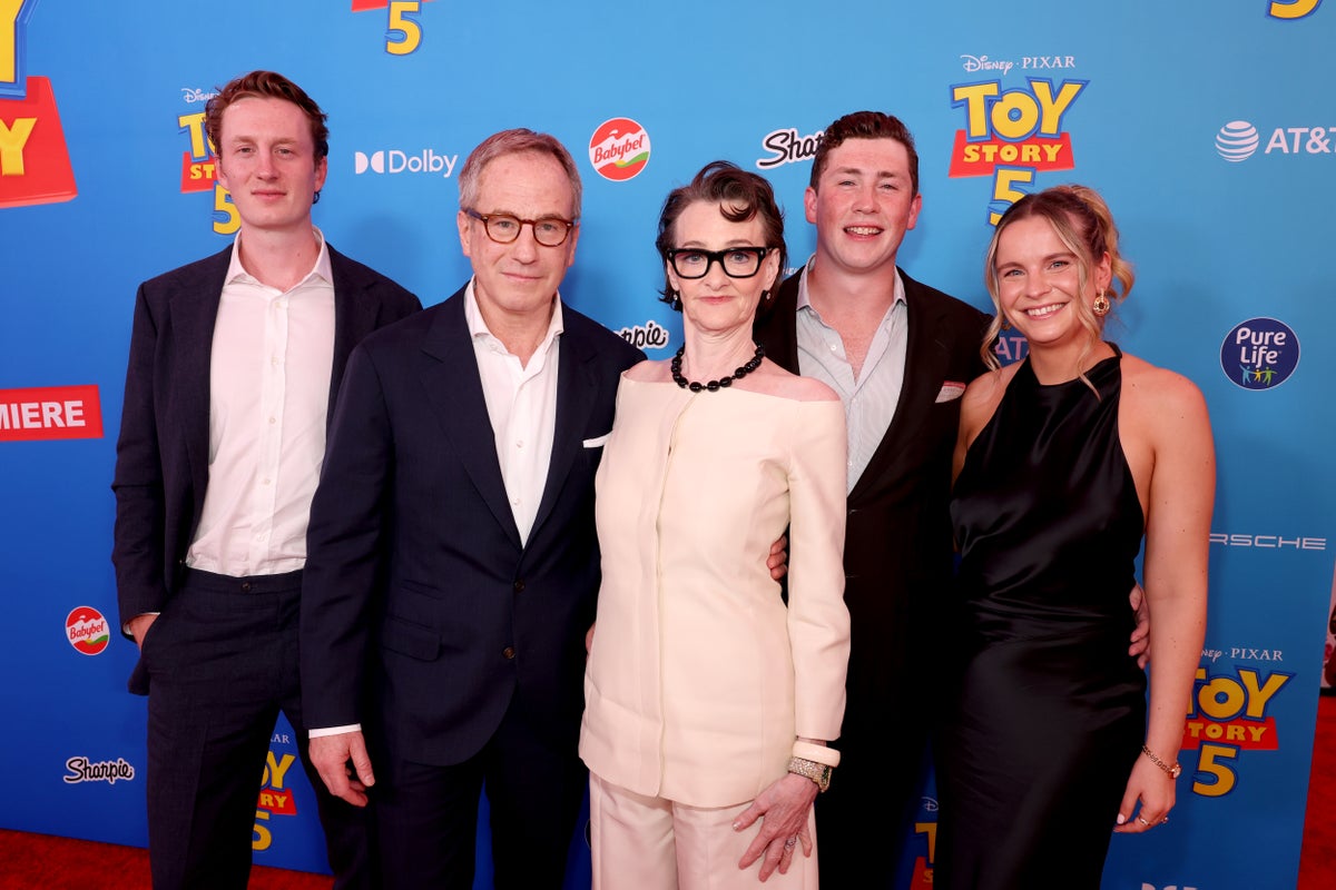 Reclusive 90s Hollywood actor reacts to first red carpet event in a decade
