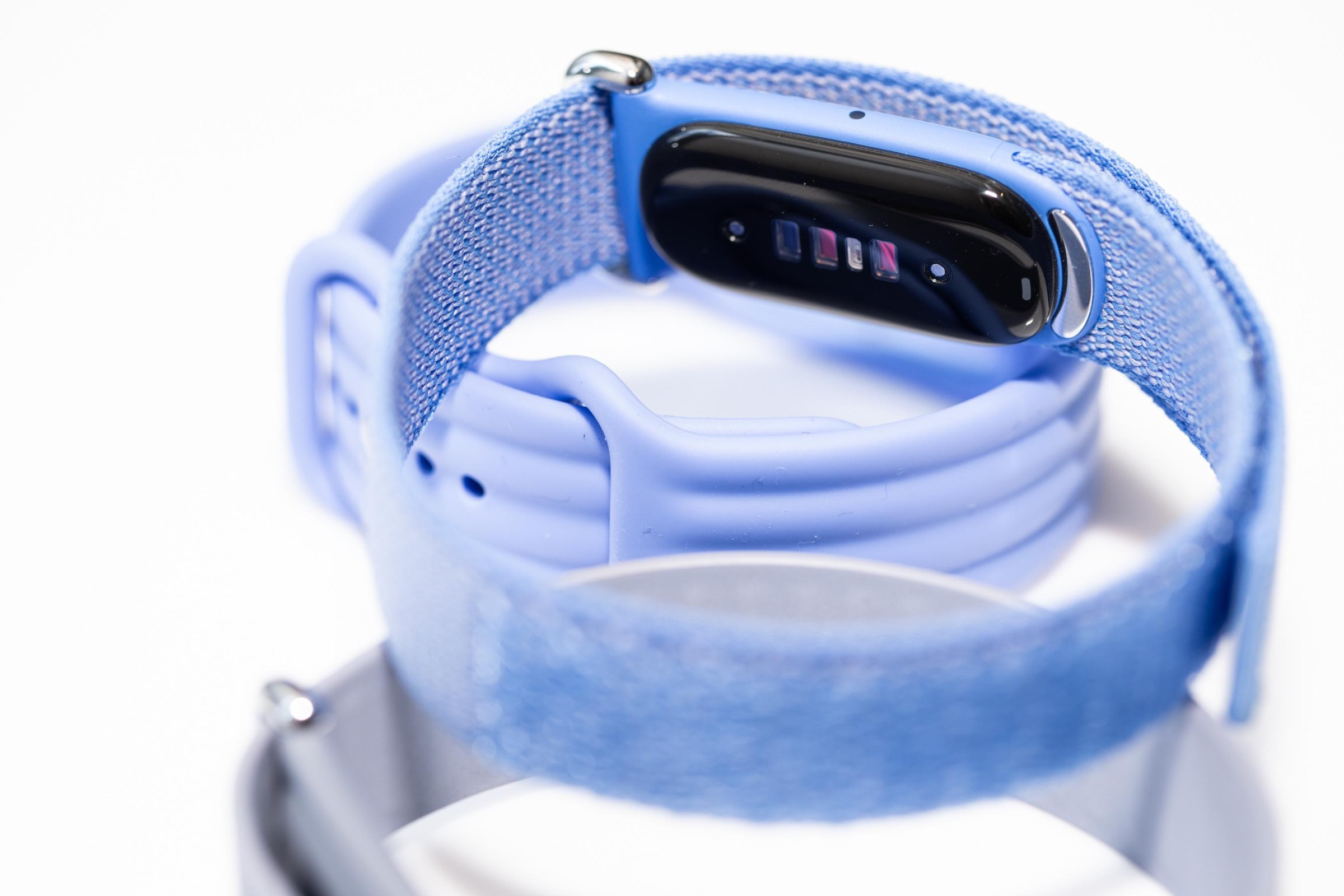 Close up of the Fitbit Air straps and sensor.