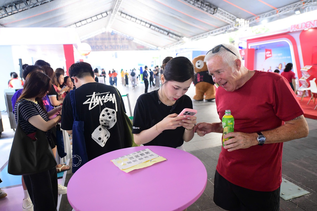Int’l visitors embrace familiar QR payment apps at Vietnam’s Digital Finance Festival 2026 - Ảnh 2.