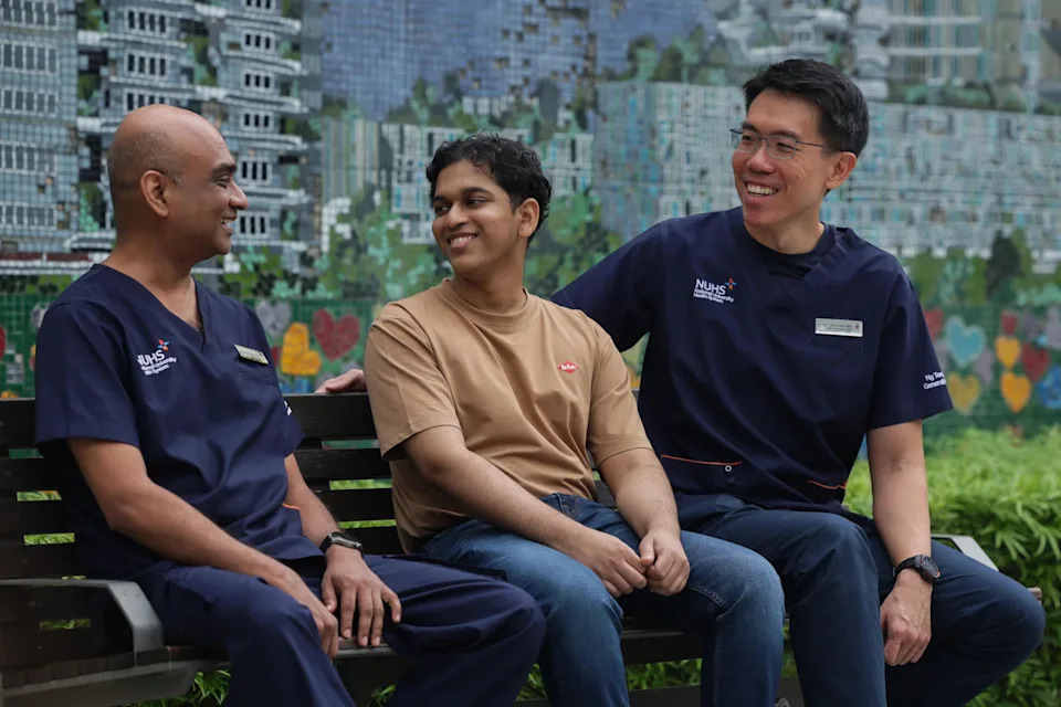 Arshad with anaesthetist Harinda Goonesekera (left) and neurosurgeon Low Shiong Wen (right).