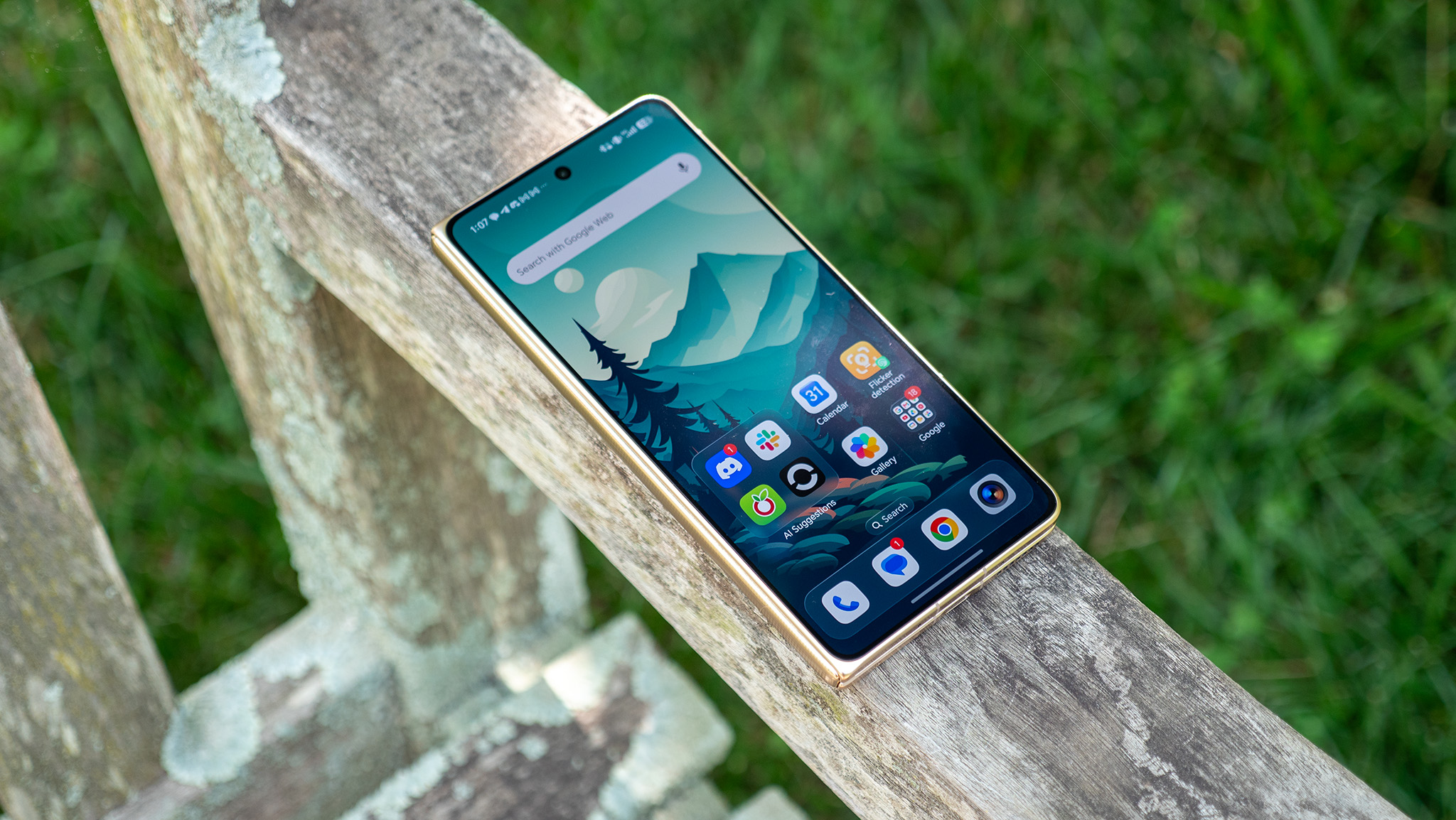 The home screen on the Honor Magic V6's outer display