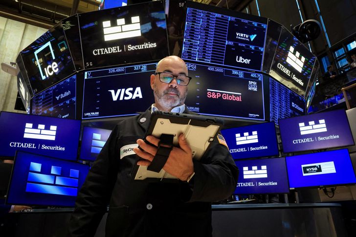 A trader works on the floor at the New York Stock Exchange (NYSE) in New York City, June 24(local time). Reuters-Yonhap