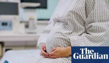 Leading OB-GYN group breaks from CDC on maternal vaccination schedule | US healthcare