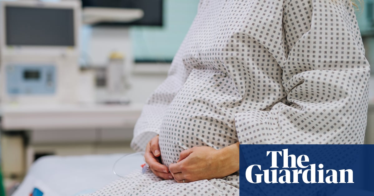 Leading OB-GYN group breaks from CDC on maternal vaccination schedule | US healthcare