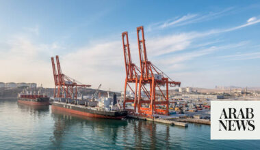 Oman trade surplus steady at $4bn despite drop in oil, gas exports 