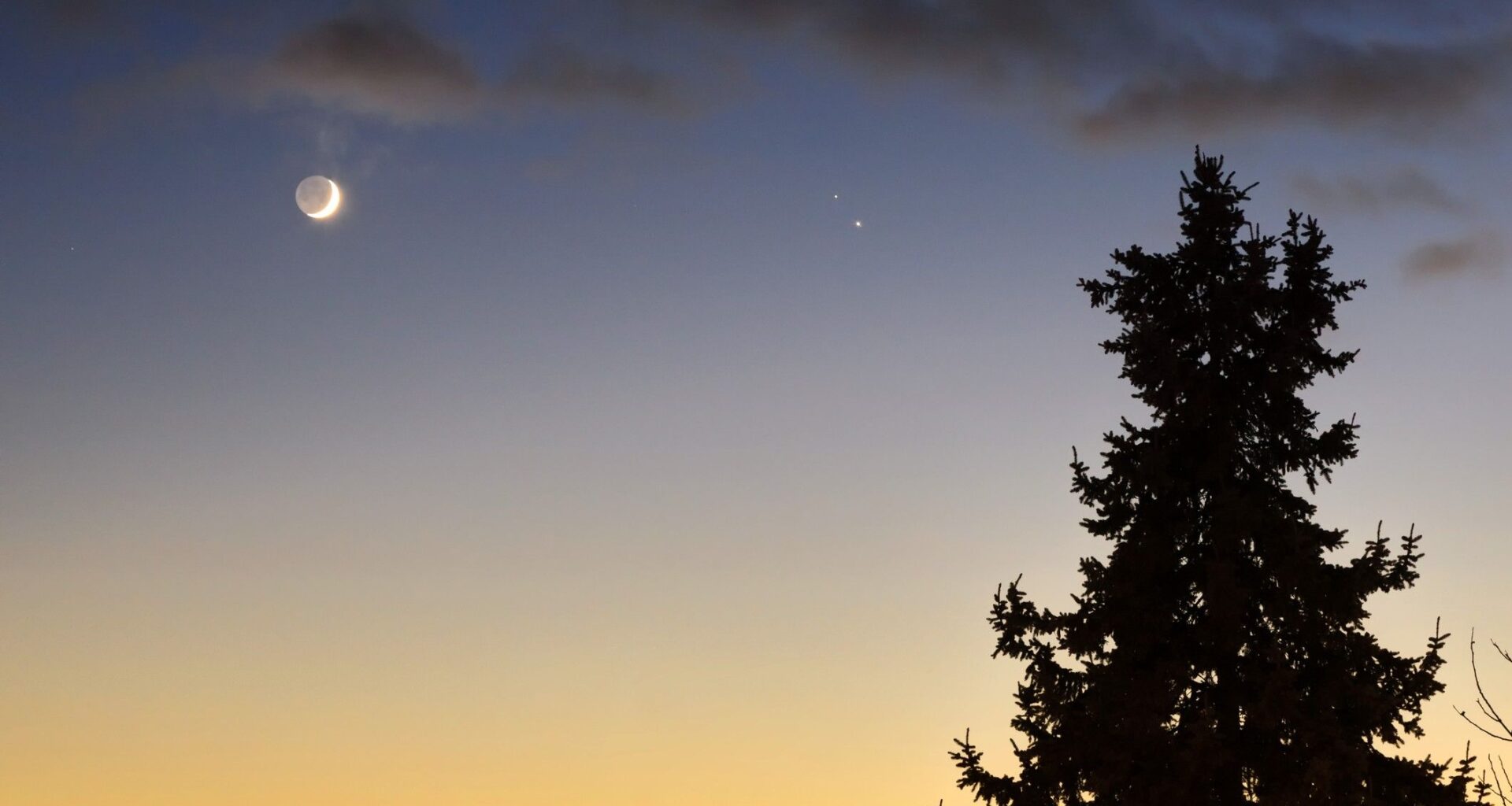 Don't miss the moon and Saturn put on a spectacular show before sunrise June 10
