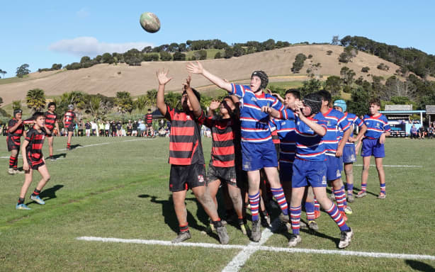 Kerikeri contests an Ōhaeawai lineout during the under-13s curtain-raiser.