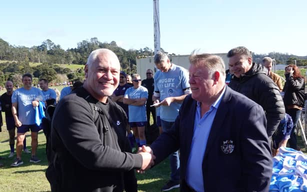 Former Kiwis and Warriors player Tea Ropati with All Black legend Grahame Thorne.