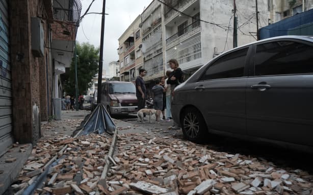 Debris lies on a street following an earthquake in Caracas on June 24, 2026. A magnitude 7.1 earthquake struck Venezuela on Wednesday, the United States Geological Survey (USGS) reported, triggering panic in Caracas, according to AFP journalists. The tremor, which was followed by several aftershocks, was also felt in Colombia. (Photo by Manaure QUINTERO / AFP)