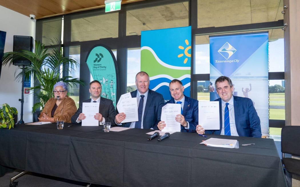 Bay of Plenty Regional Council chairwoman Matemoana McDonald, Western Bay of Plenty mayor James Denyer, Tauranga mayor Mahé Drysdale, Local Government Minister Simon Watts, and Infrastructure Minister Chris Bishop, at the signing of the Western Bay of Plenty regional and city deal.
