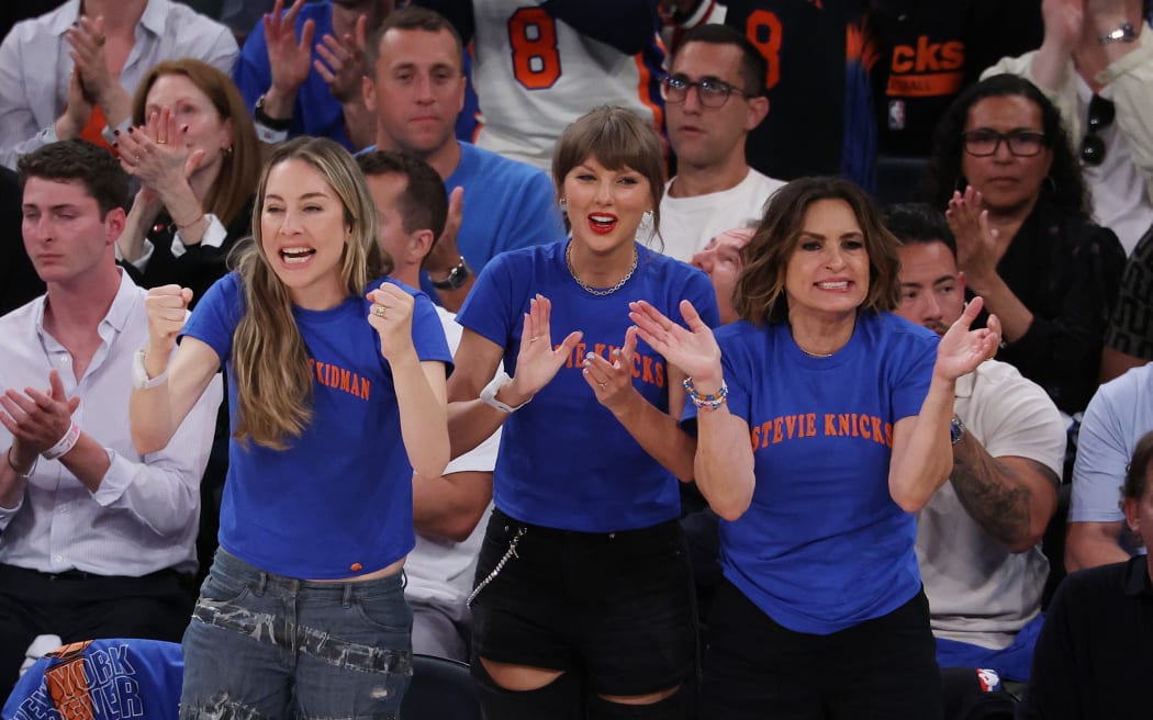 NEW YORK, NEW YORK - JUNE 10: (L to R) Este Haim, Taylor Swift, and Mariska Hargitay react during Game Four of the 2026 NBA Finals between the San Antonio Spurs and the New York Knicks at Madison Square Garden on June 10, 2026 in New York City. NOTE TO USER: User expressly acknowledges and agrees that, by downloading and or using this photograph, User is consenting to the terms and conditions of the Getty Images License Agreement. Al Bello/Getty Images/AFP (Photo by AL BELLO / GETTY IMAGES NORTH AMERICA / Getty Images via AFP)
