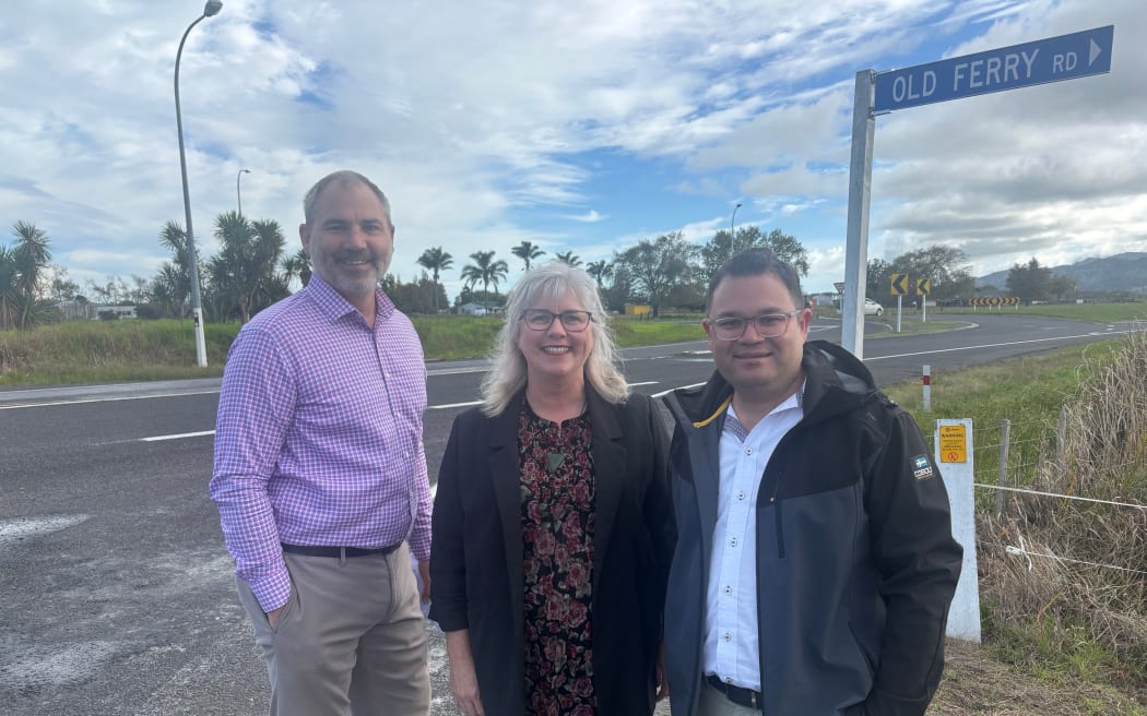 Local nurse Fiona Lagae with Labour MP's Glen Bennet (L) and Tangi Utikere (R).