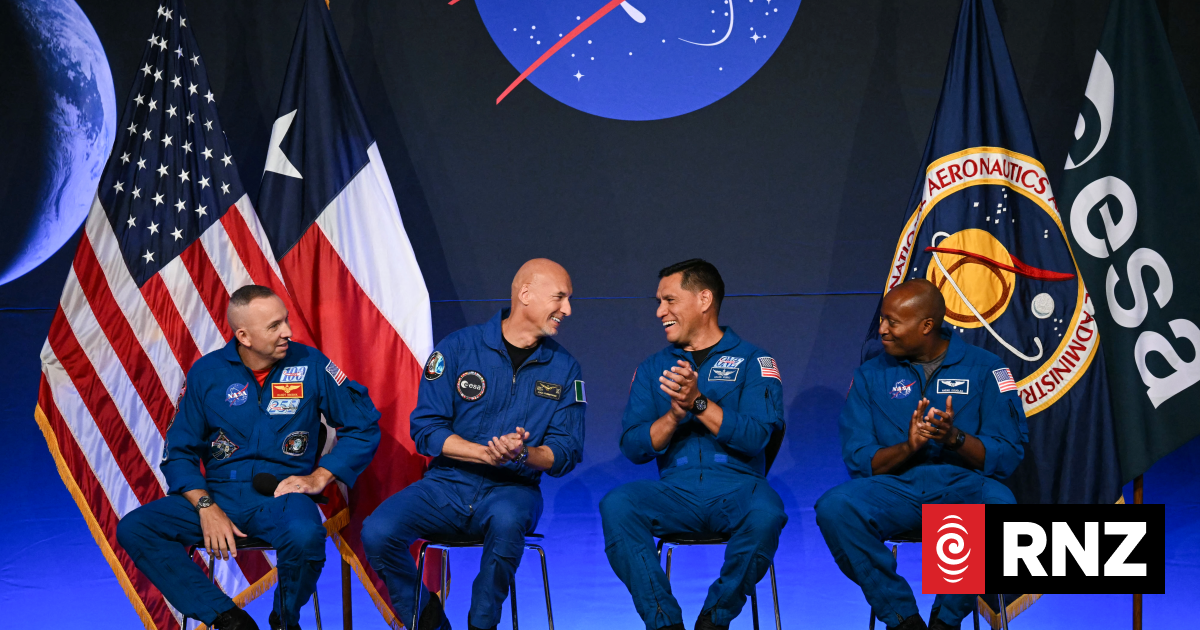 Astronauts for Artemis mission with SpaceX, Blue Origin mooncraft named