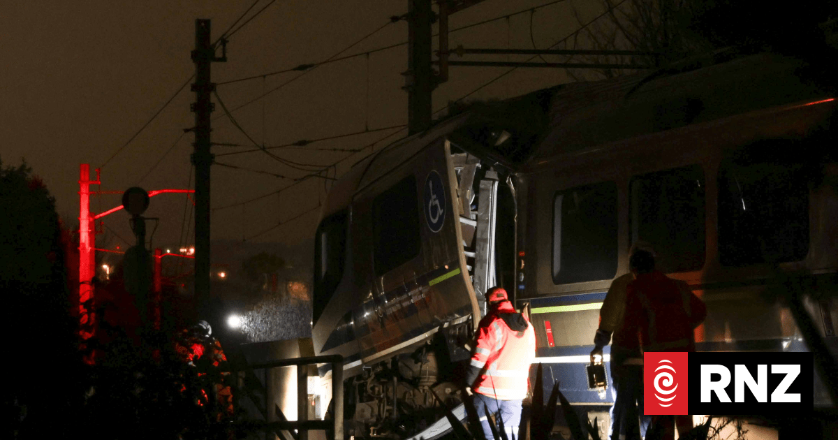 Injuries after Wellington train derailment between Box Hill, Khandallah