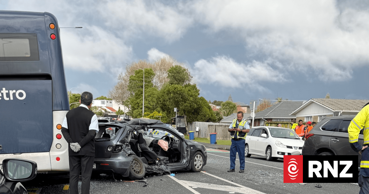 Crash between bus and multiple cars on Auckland's Te Atatu Road leaves three injured